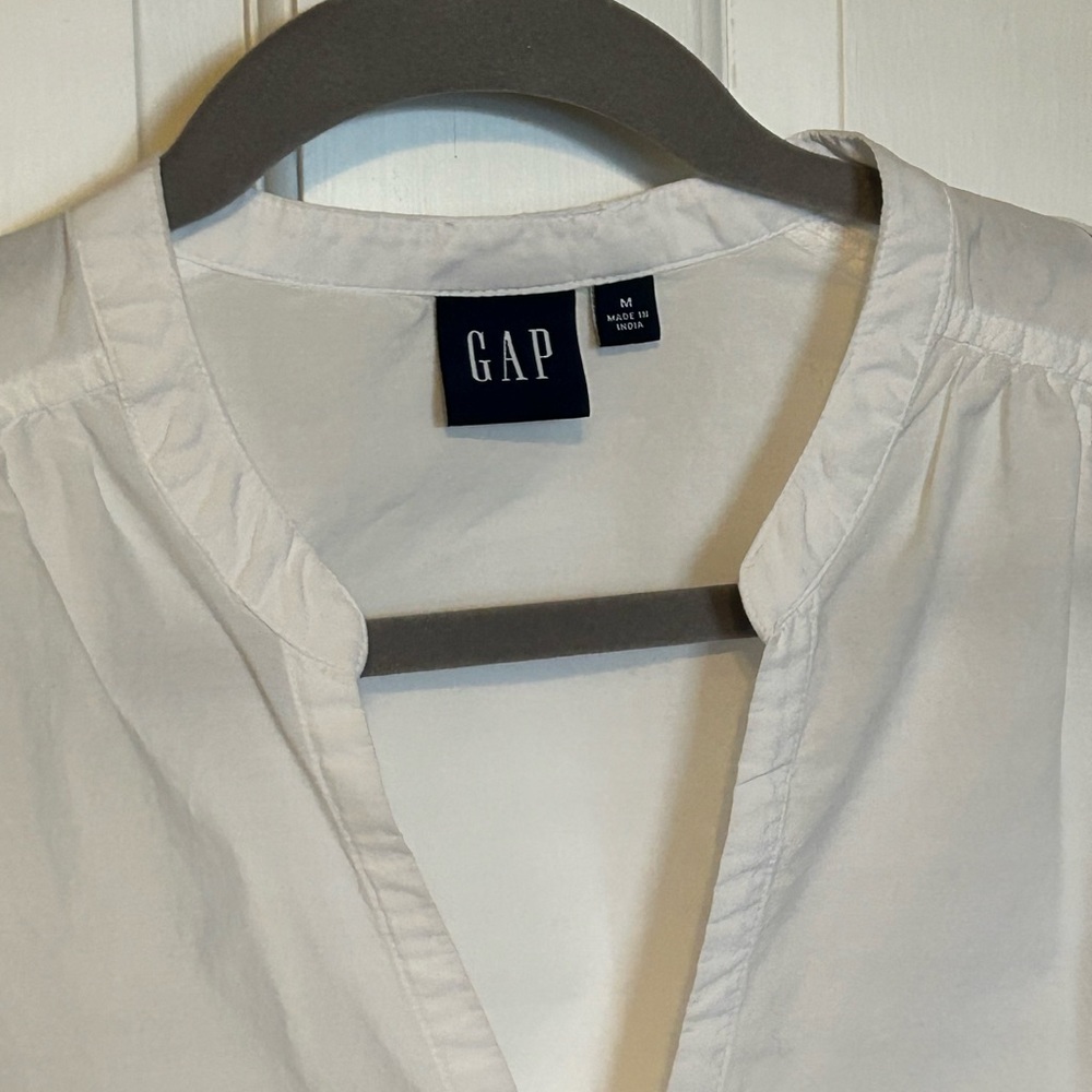 EUC Gap white sheath dress with pockets and eyelet lace detail size M